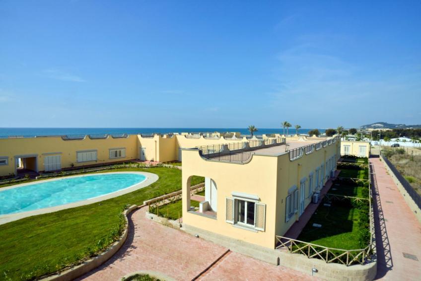 Pia Beach House Баколи Екстериор снимка